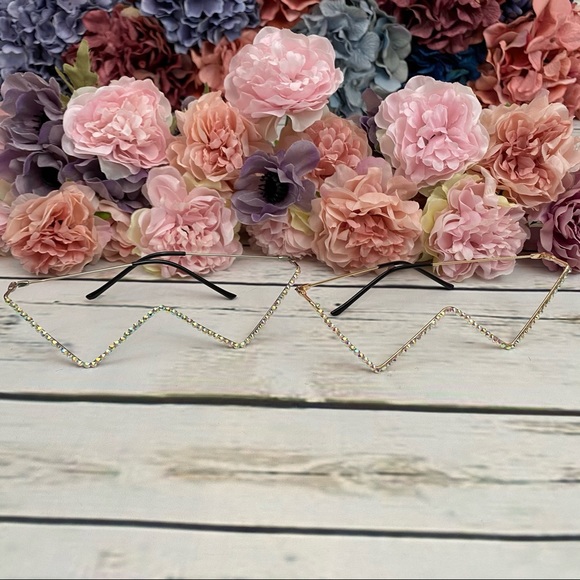 Avant Garde Crystal Triangular Frame Glasses - Picture 4 of 16